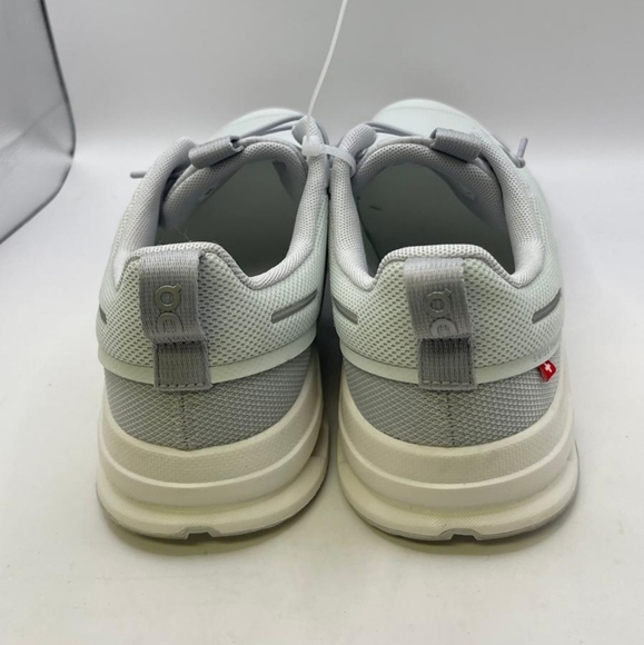 Like New On Cloud sky Running Shoes Ice/ Glacier Big Kids Size 6.5Y - Picture 4 of 6